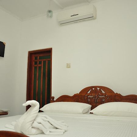 Sujatha Tourist Rest Hotel Dambulla Szoba fotó