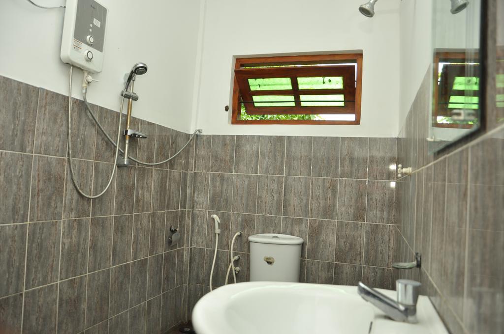 Sujatha Tourist Rest Hotel Dambulla Szoba fotó
