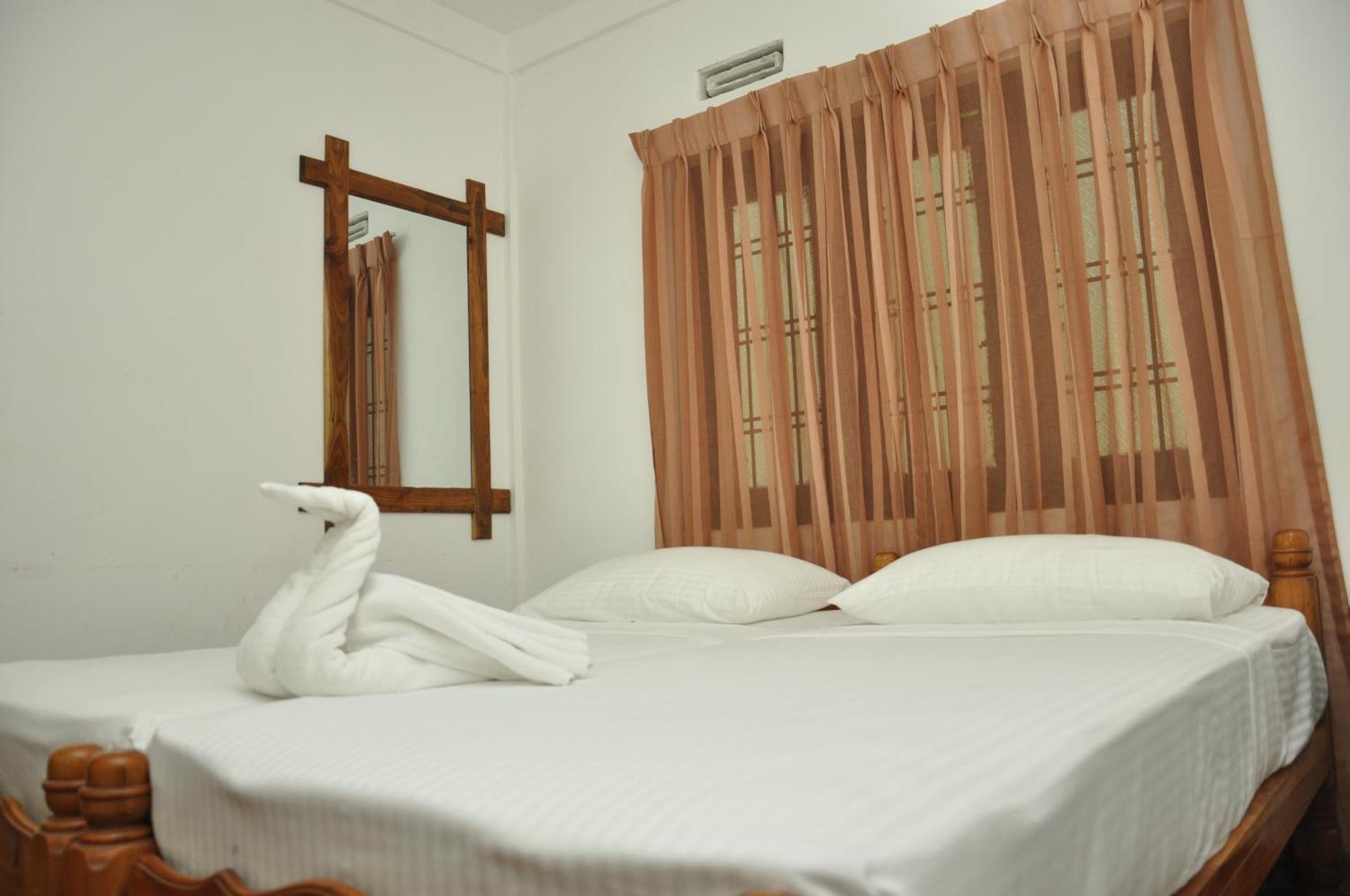 Sujatha Tourist Rest Hotel Dambulla Szoba fotó