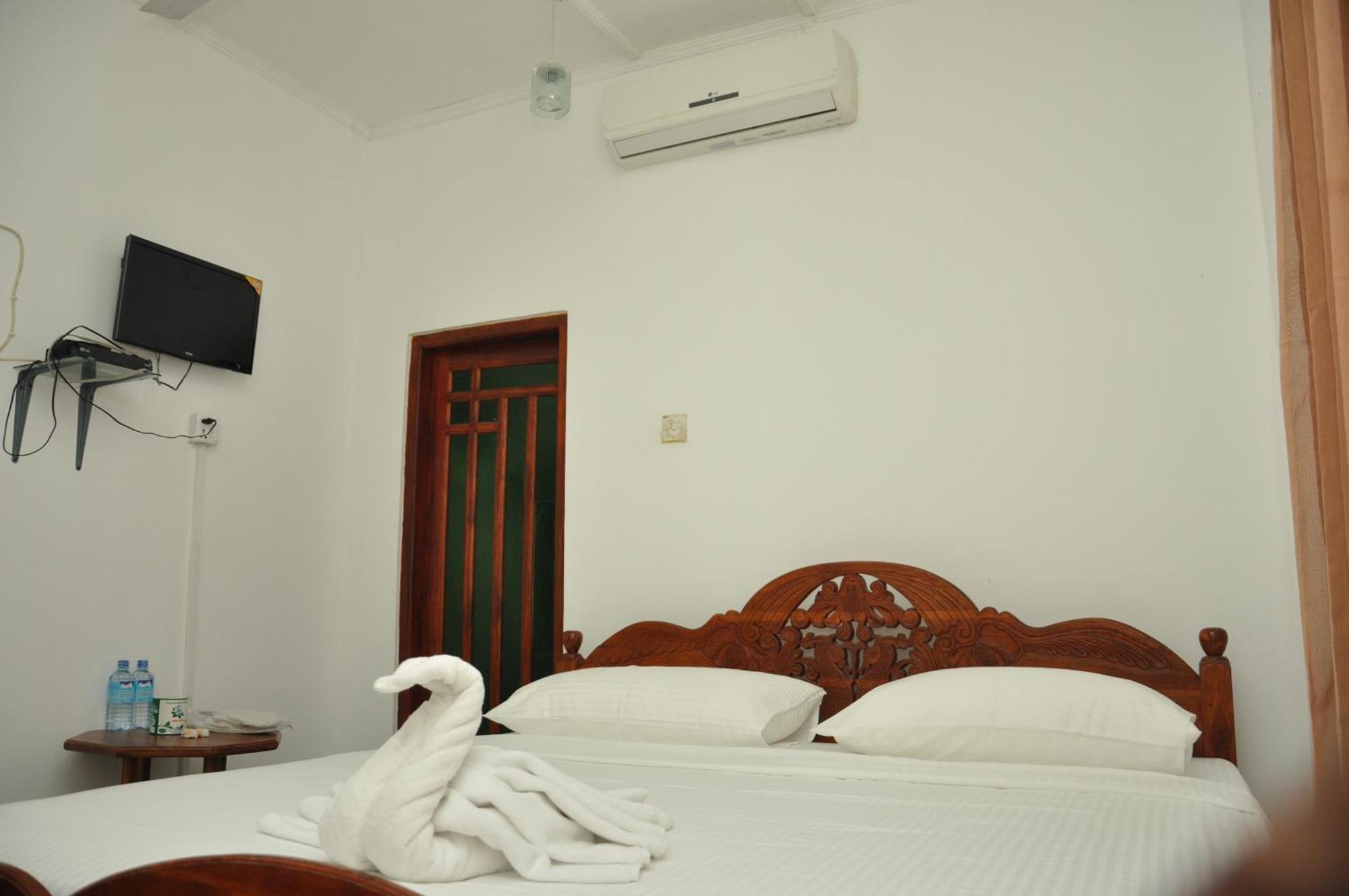 Sujatha Tourist Rest Hotel Dambulla Szoba fotó